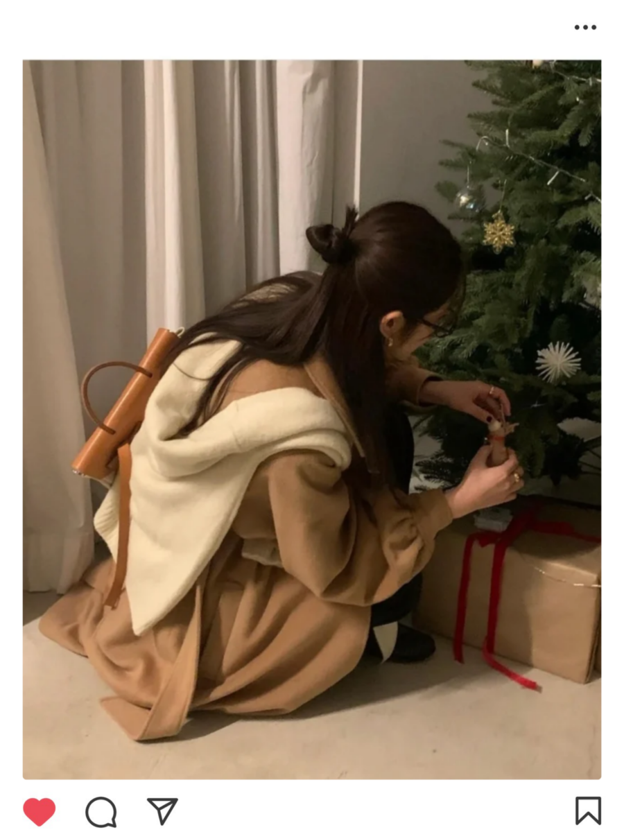 圣诞节拍照姿势 11：蹲姿整理挂饰，圣诞树拍照更有互动感