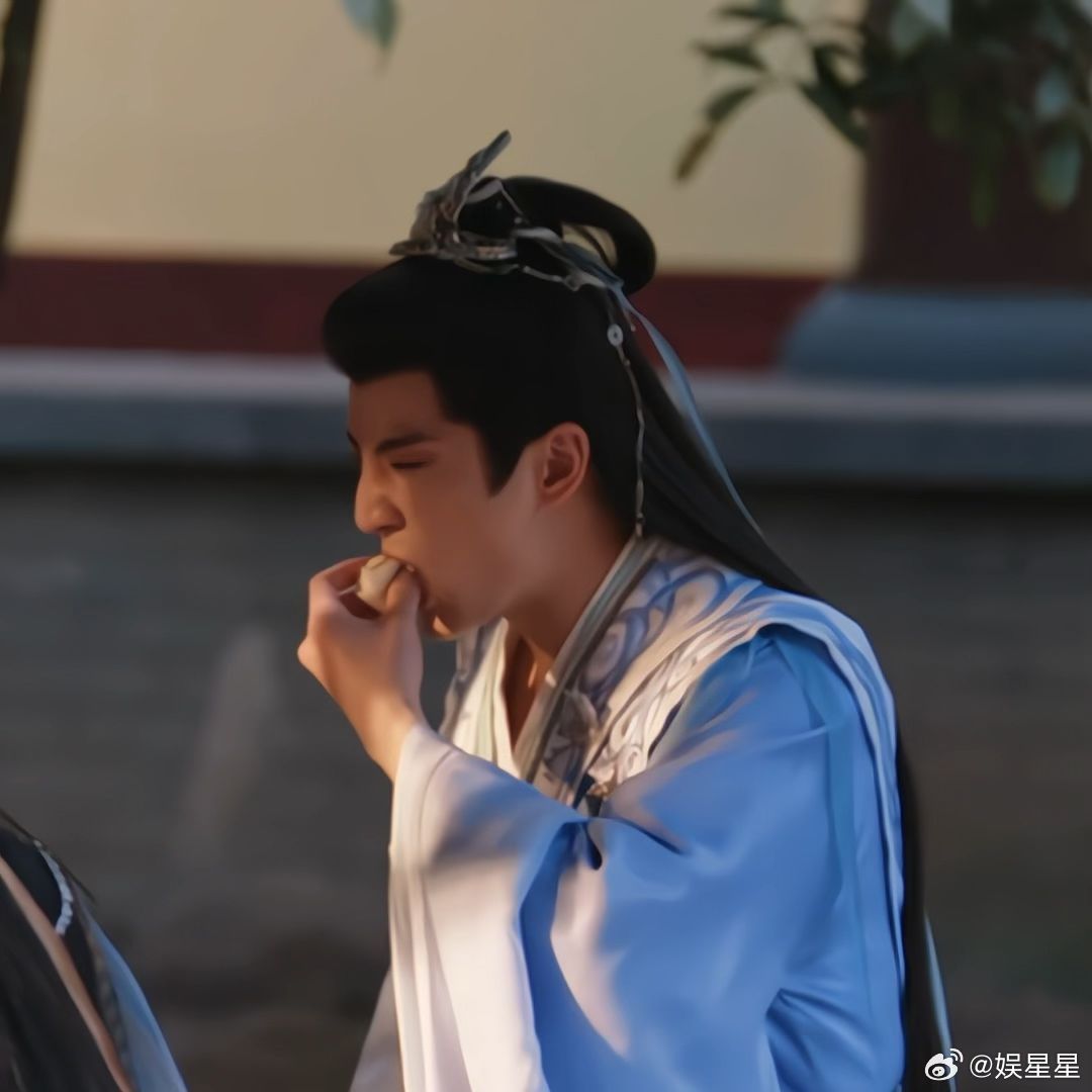 杨仕泽吃包子