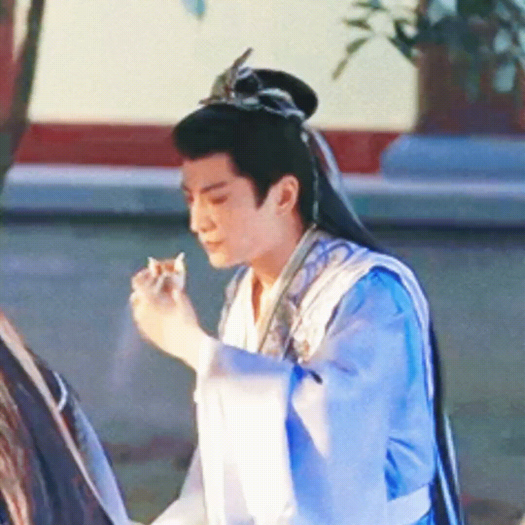 杨仕泽吃包子