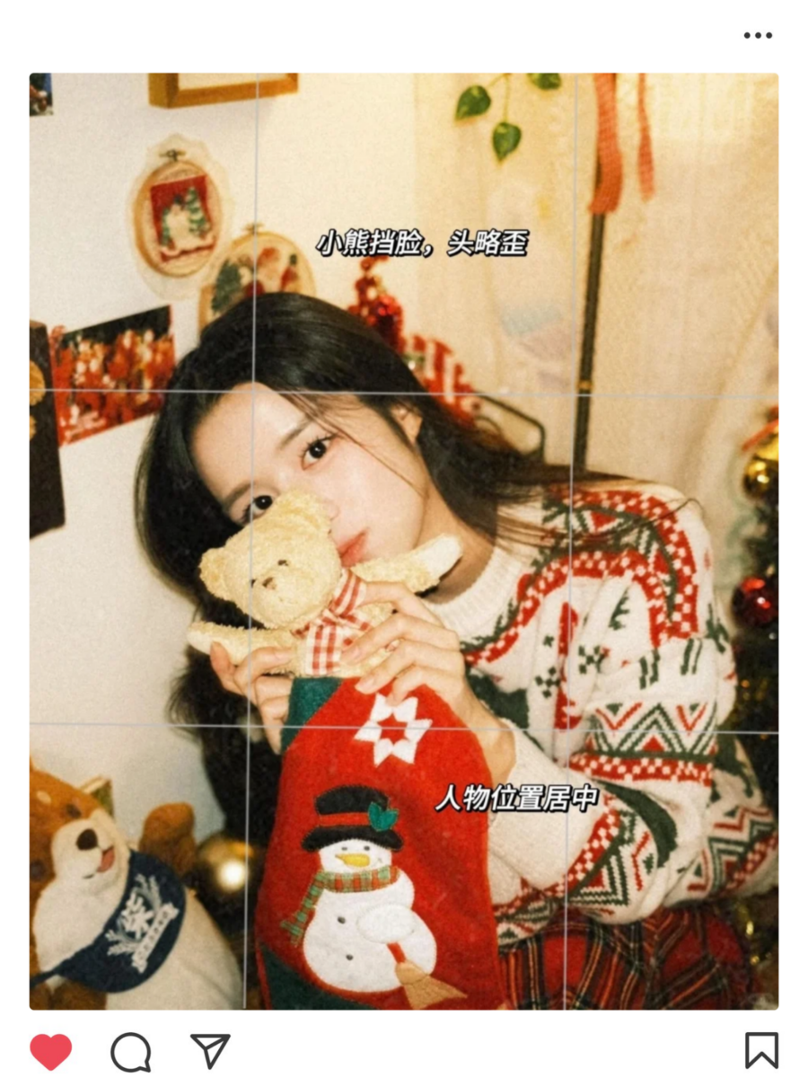 圣诞节拍照姿势 08：俏皮挡脸技巧，利用玩偶增加可爱感