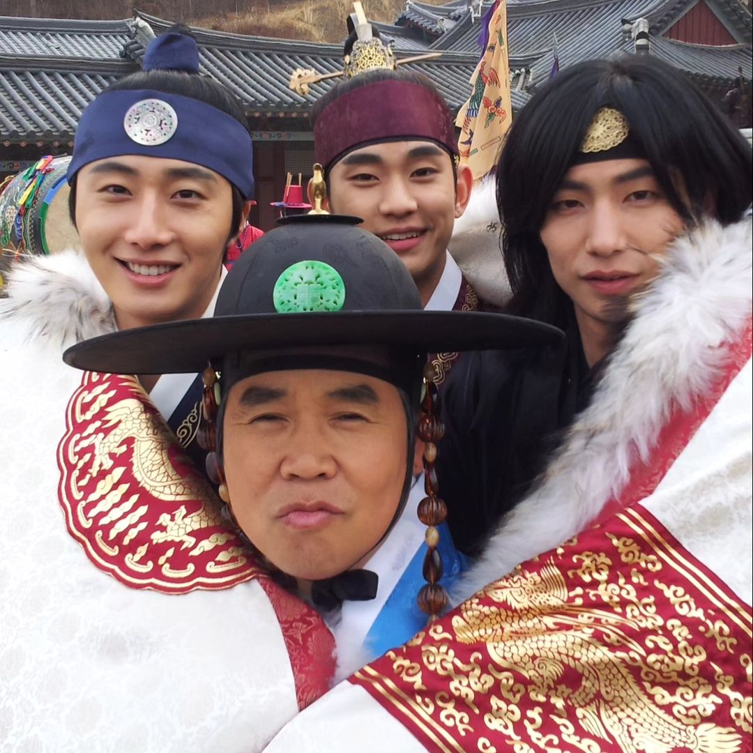 《拥抱太阳的月亮》