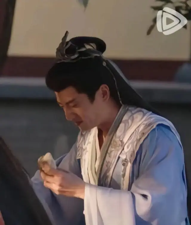 杨仕泽吃包子
