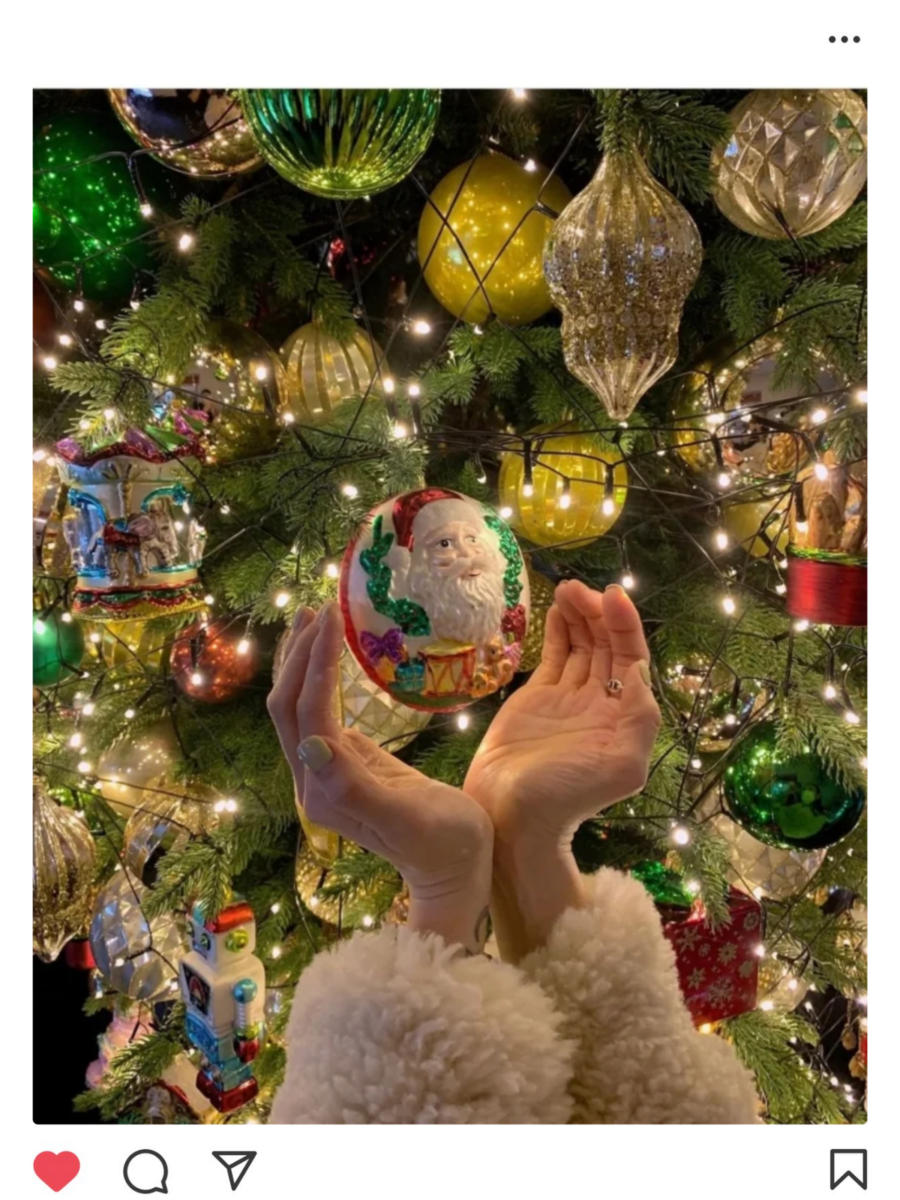圣诞节拍照姿势 10：聚焦圣诞树挂饰，双手托起细节之美