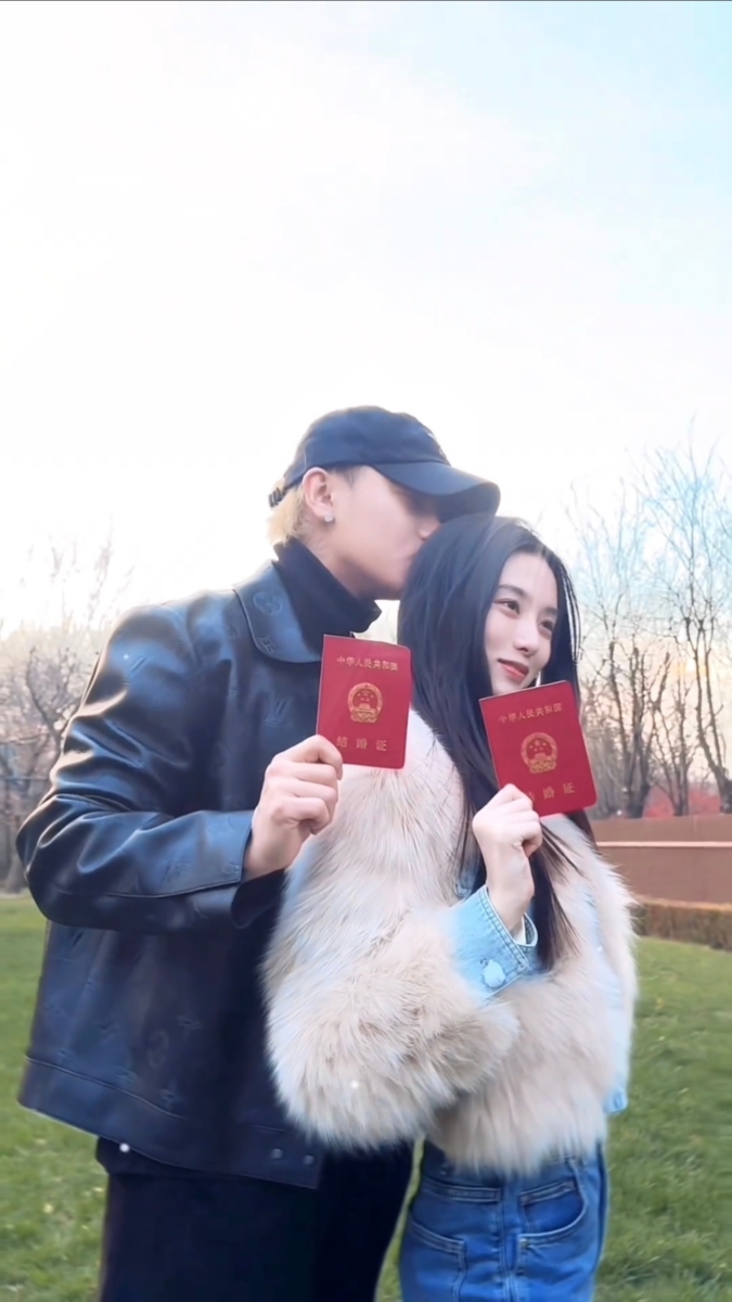 黄子韬深情的吻了徐艺洋的后脑勺,