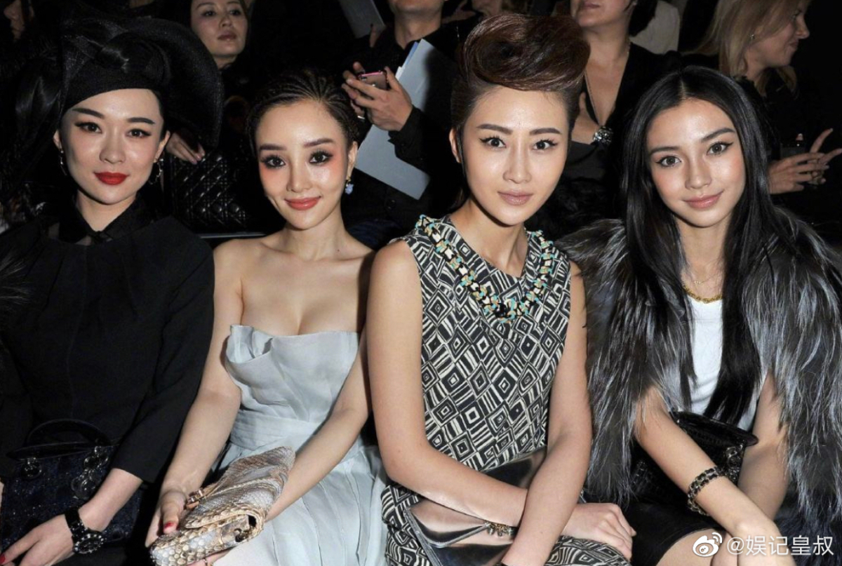 Angelababy杨颖，则相当好脾气，全场没垮过脸，一直面带微笑看着镜头。