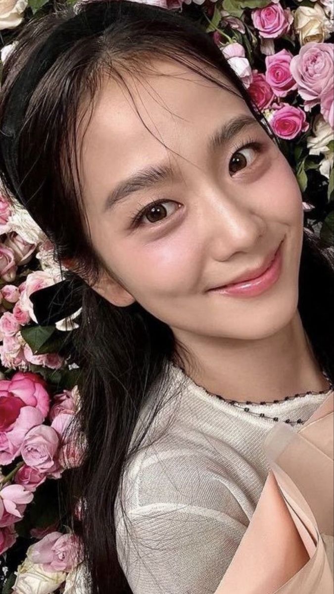 淡粉色的腮红和唇色