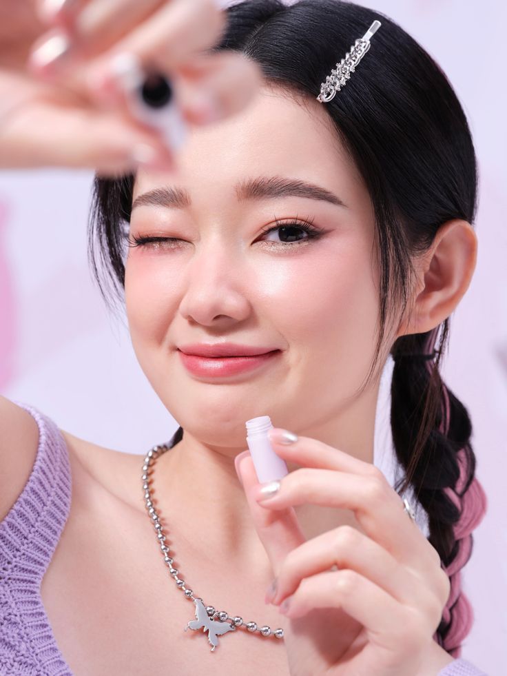 除了考虑长度和浓密度外，还要注意假睫毛的弧度和材质