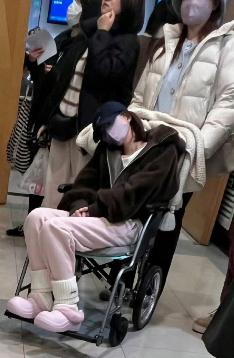 赵露思被拍到坐轮椅就医