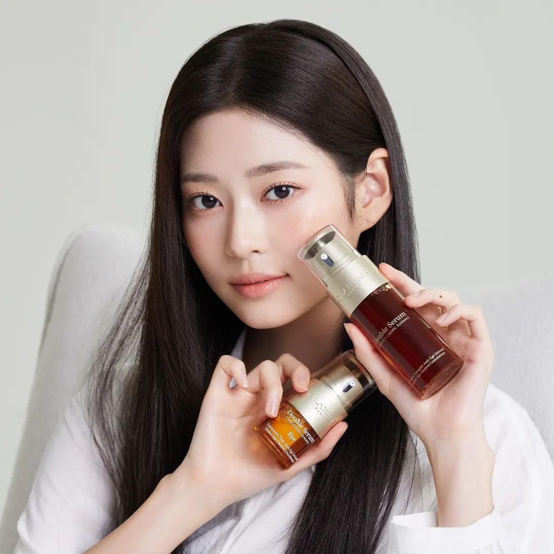4、涂抹抗氧化精华,赶走暗沉