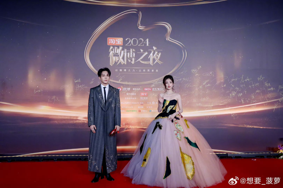 白鹿和曾舜晞一起走上红毯