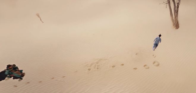 男女主在沙漠逃亡的画面
