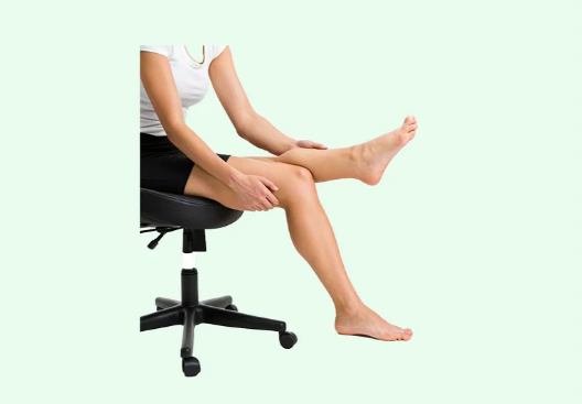 坐着瘦肚子的方法三、蹭蹭腿