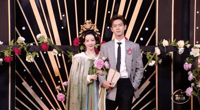 杨紫身穿《国色芳华》里面的戏服和李现一起走红毯宣传剧
