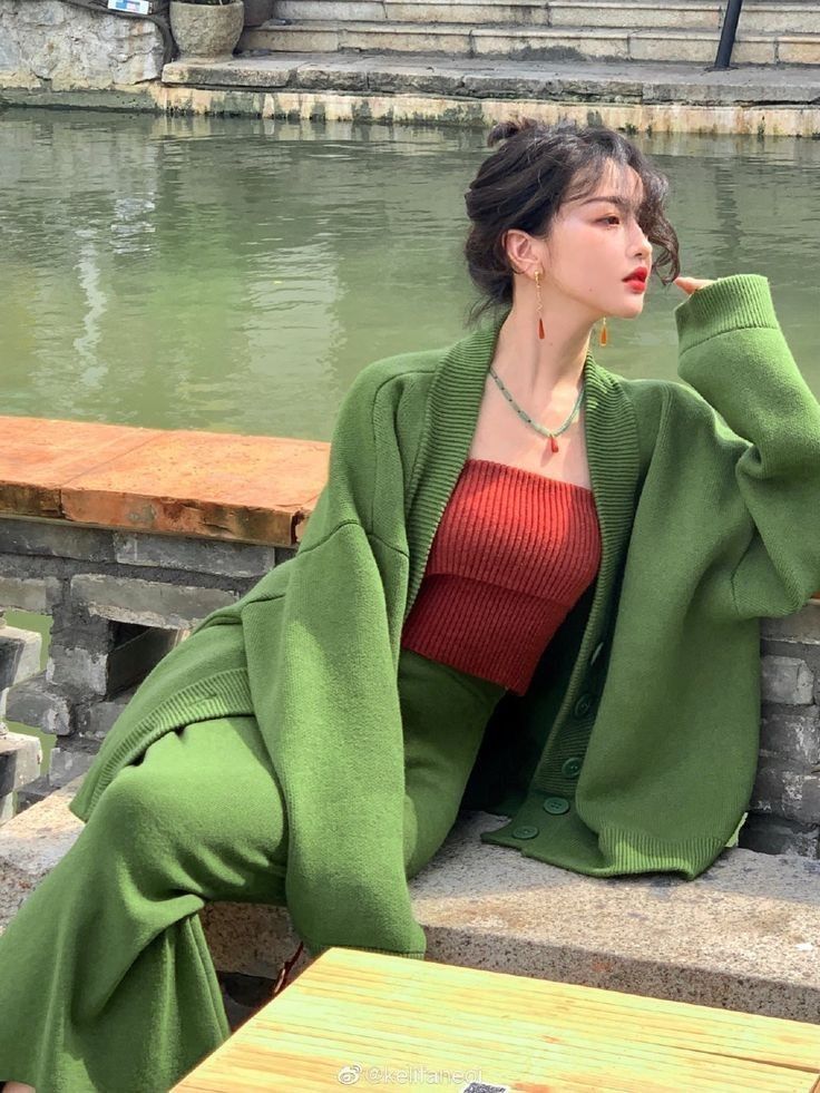 配色技巧 9. 红色配沉香绿