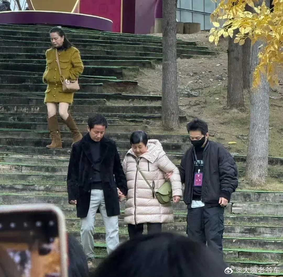 赵露思家人也前来