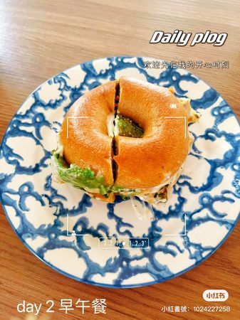 早午餐：香草鸡肉三明治；