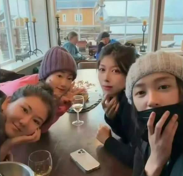 但女方接受采访提到极光之旅是和工作室三个小姐姐一起去的