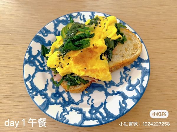 午餐：酪梨三明治＋一点菠菜；