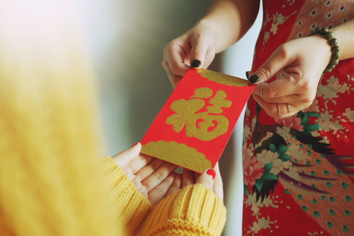 在红包封里存入10张10令吉纸币