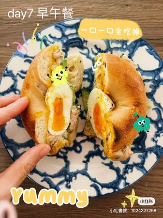 早午餐：鲔鱼酪梨贝果；