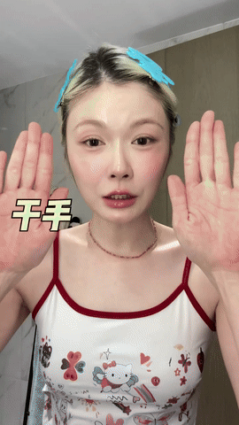 正确卸妆法:1.干手干脸