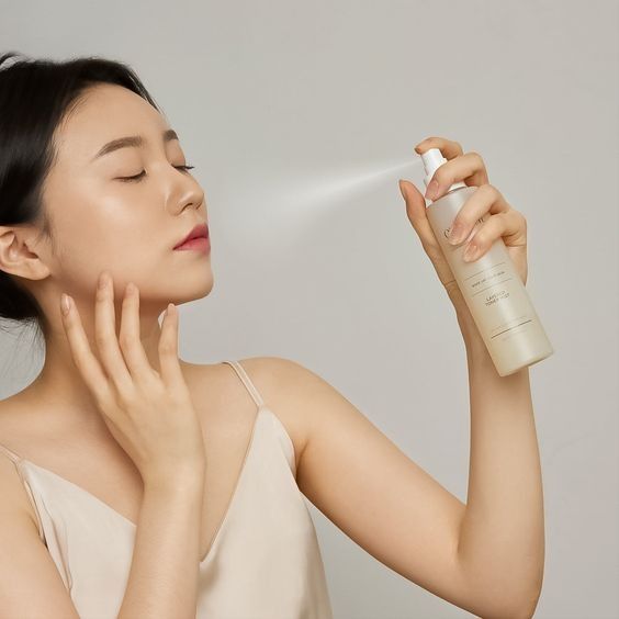 「精华液」正确使用方法：3.还要进行锁水