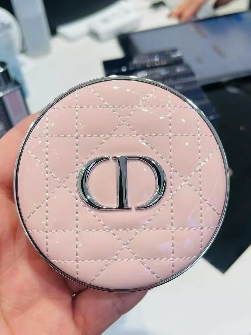 Dior 超完美晶透光气垫（春季限量粉壳）