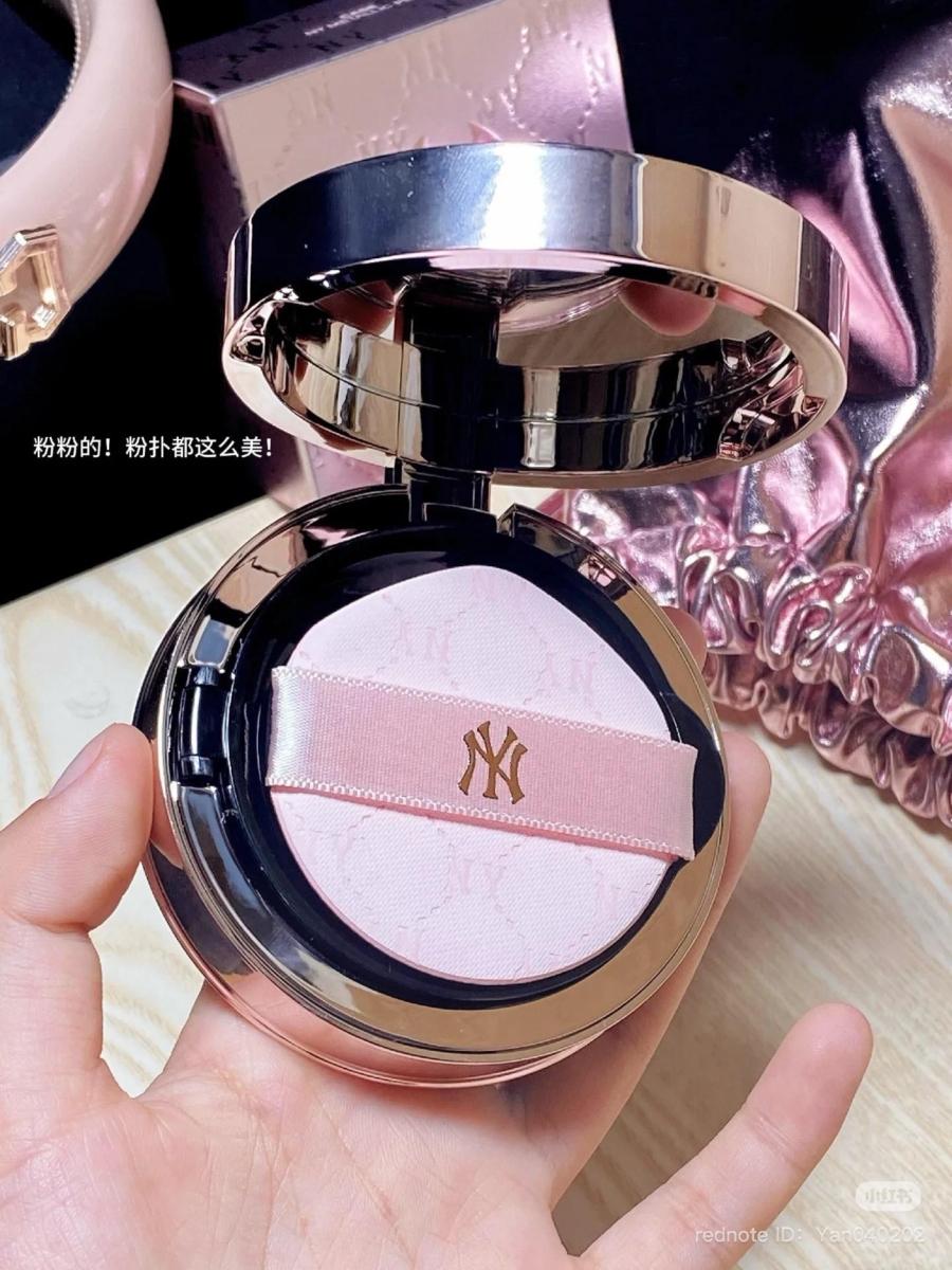 粉质非常细腻，上妆后感觉轻透如无物