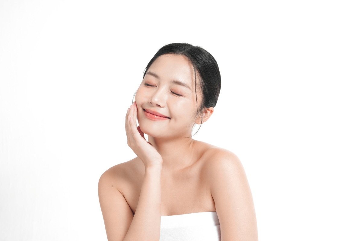 紫外线是皮肤老化的头号敌人，每天一定要擦防晒霜，而且是SPF 30以上，才能有效抵抗衰老！