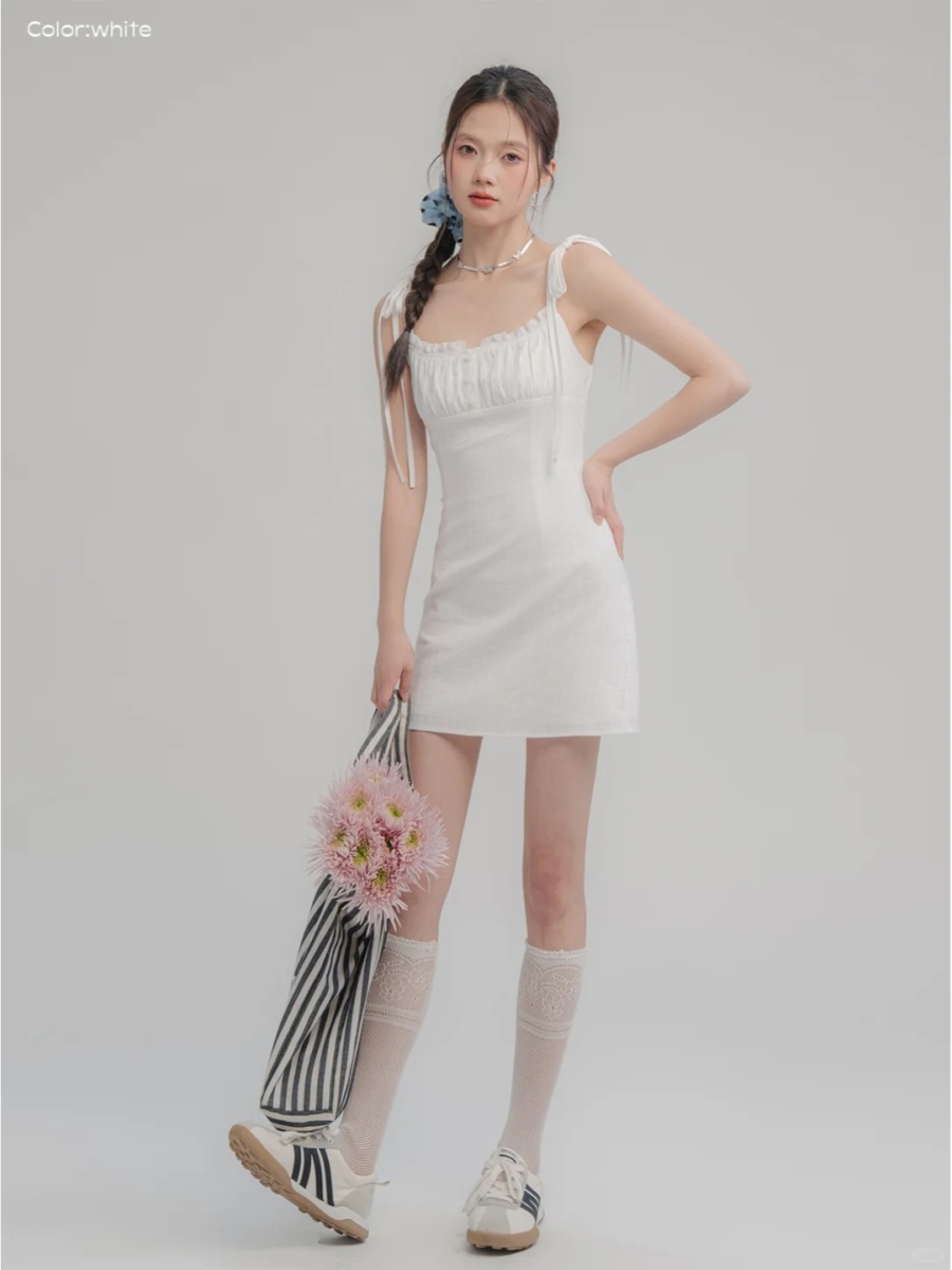 公式5：白色吊带裙 + 运动鞋