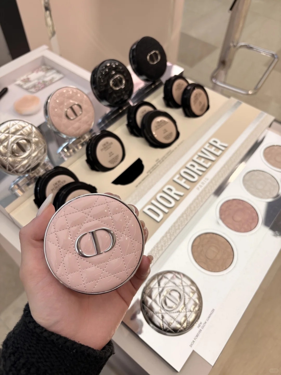 Dior 超完美晶透光气垫（春季限量粉壳）