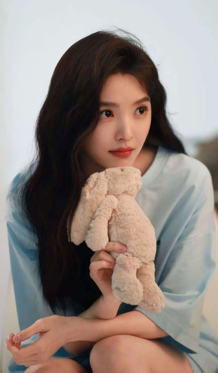 适合低调又不失氛围感的日常妆容