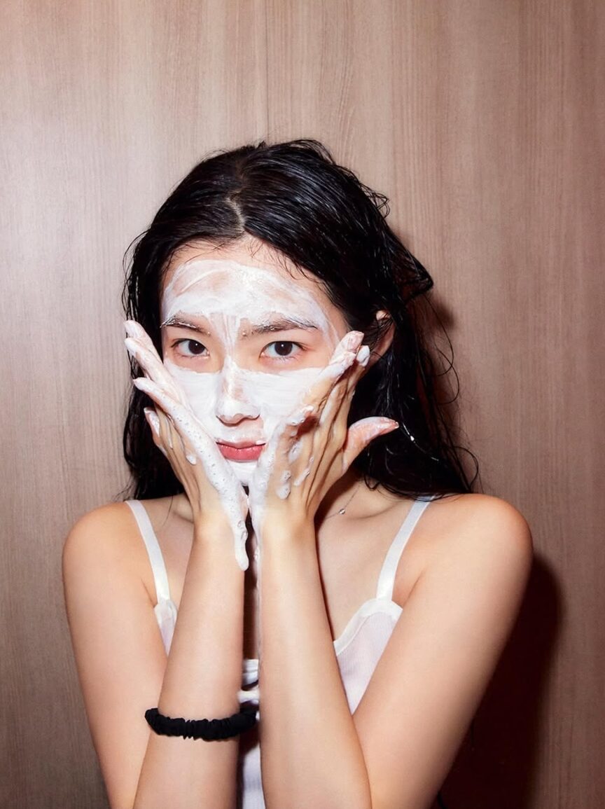 如果经常洗完脸,觉得脸还是很干、紧绷或越洗越油,很可能用错洗脸霜或洗脸方法不对喔!