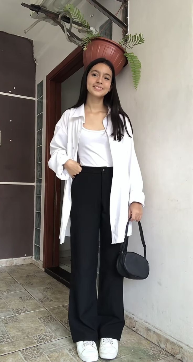 韩系风格的基础款服装，如白色衬衫和黑色裤子，展现出清新知性的风格。