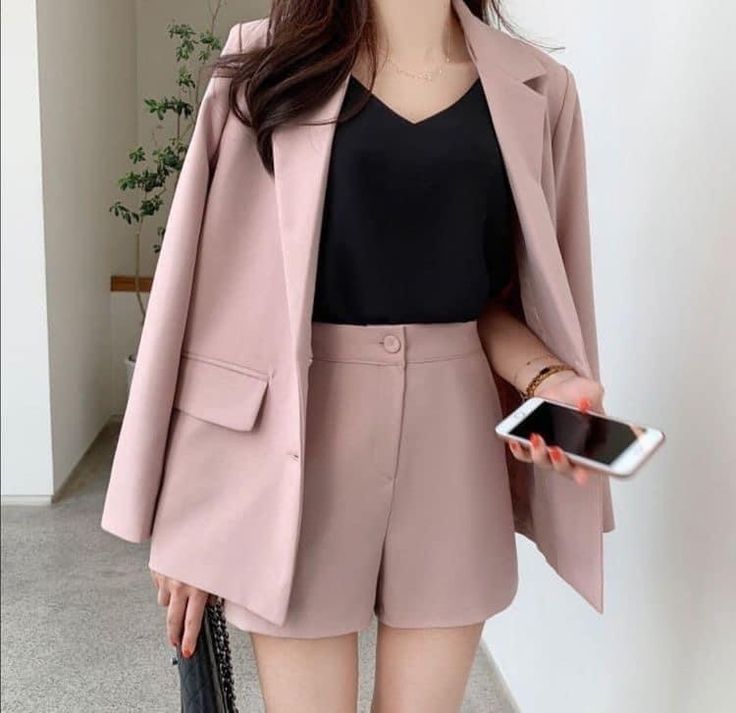 西装外套搭配高腰短裤的组合，展现出女性的优雅与大气。