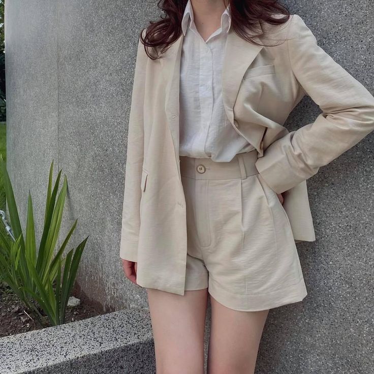 西装外套搭配高腰短裤的组合，展现出女性的优雅与大气。