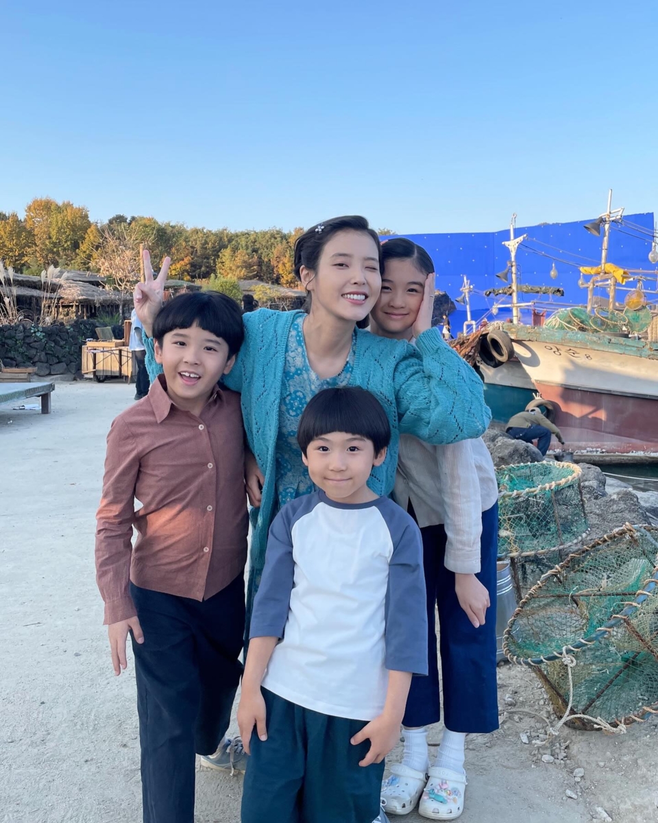 IU在剧里展现了细腻又出色的演技