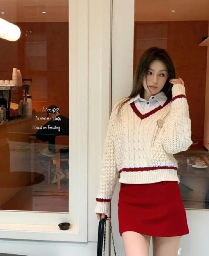 米白色调与红色搭配的韩系穿搭，展现出温暖与活力的气质。