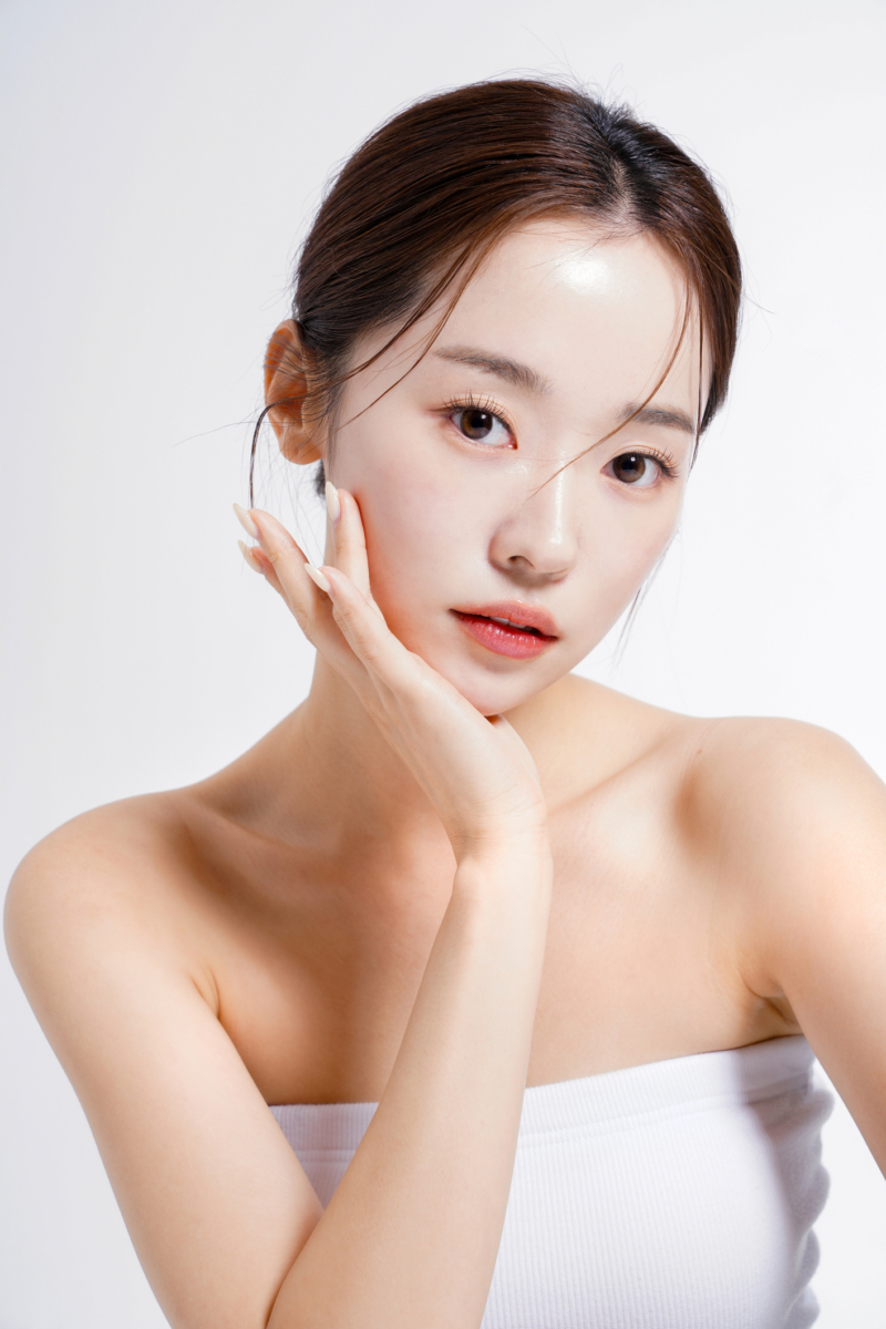 去角质后肌肤脆弱，容易流失水分，一定要立刻用含神经酰胺、玻尿酸的保湿品，敷保湿面膜更好！