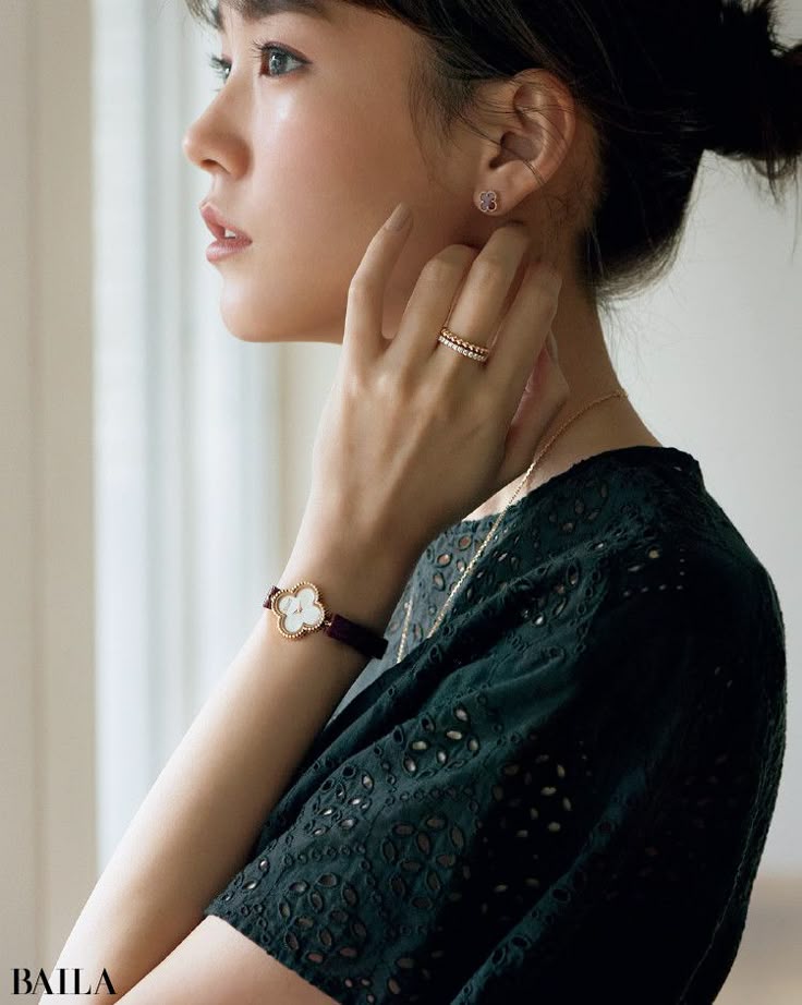 首饰和围巾，能为整体造型增添精致感。