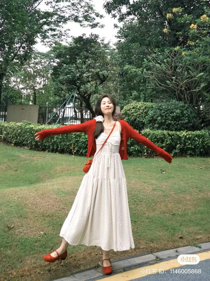 米白色调与红色搭配的韩系穿搭，展现出温暖与活力的气质。