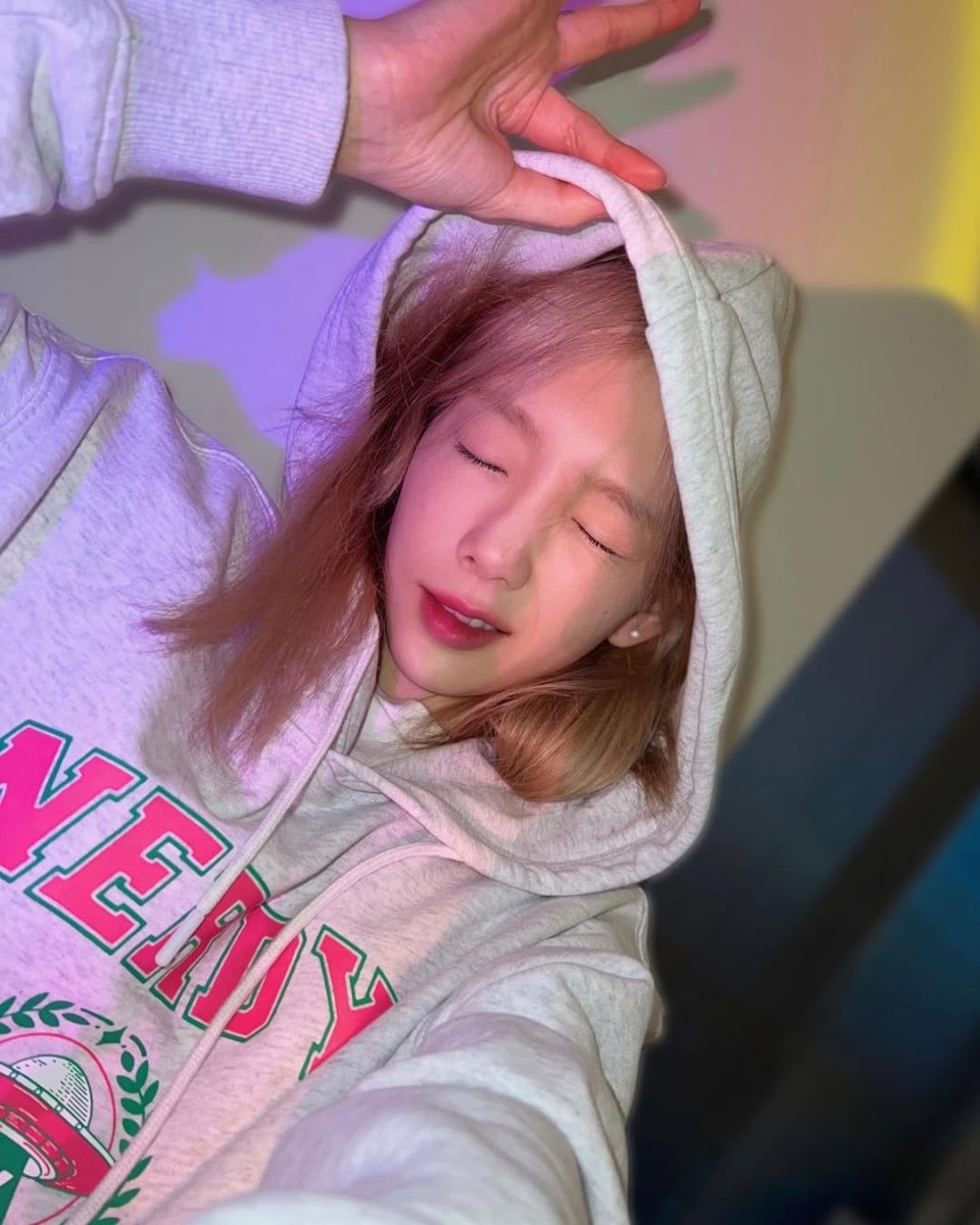 对着镜子，简单一个步骤就能测试额头上的皱纹属于哪种类型！