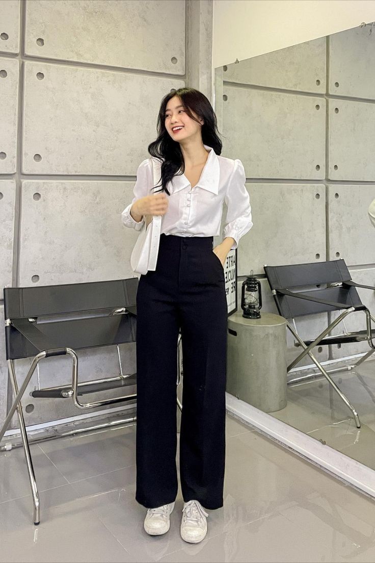韩系风格的基础款服装，如白色衬衫和黑色裤子，展现出清新知性的风格。