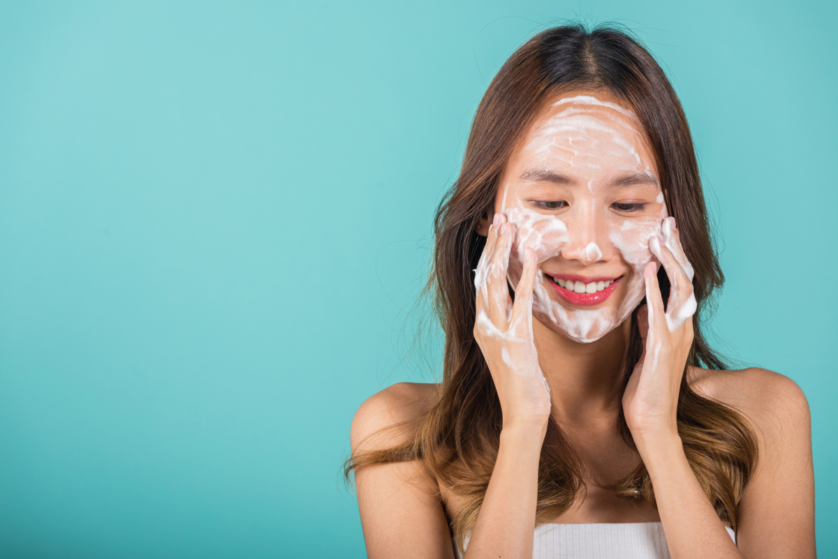 脸部去角质步骤：彻底清洁、轻柔去角质、温水冲洗和立刻保湿＋防晒。