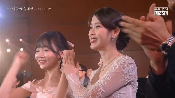 台下注视着“妈妈”获奖的IU，眼眶也湿润了～