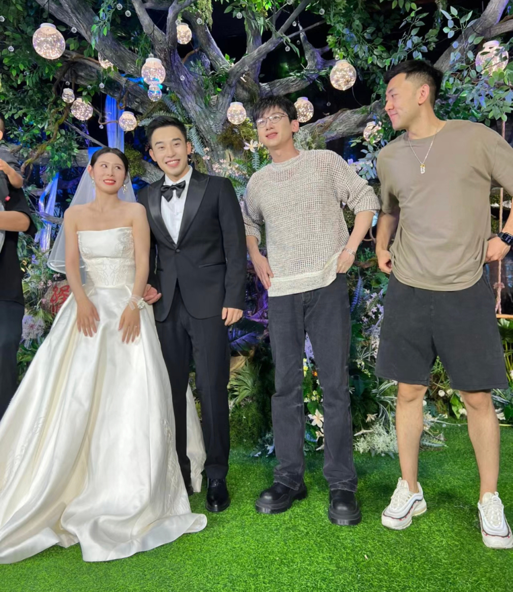 白敬亭参加朋友婚礼