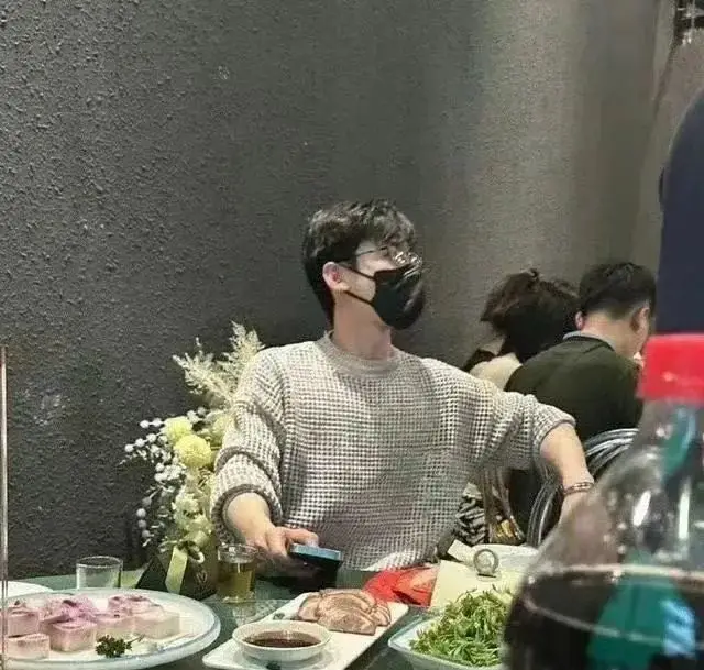 白敬亭参加朋友婚礼