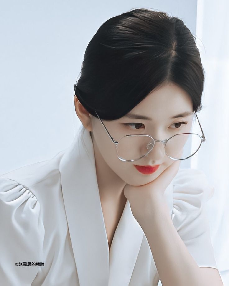 必需要时不时地推一下眼镜防止它掉下来。