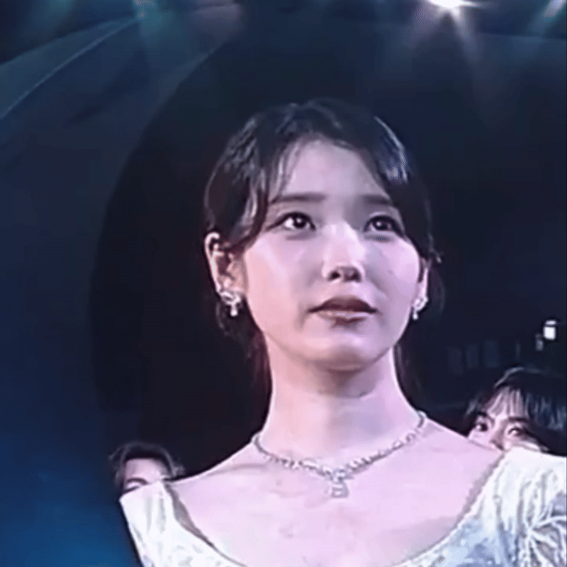 有镜头捕捉到了台下未能获奖的IU