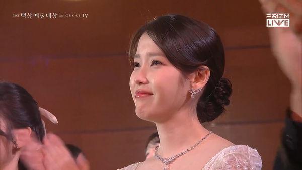 台下注视着“妈妈”获奖的IU，眼眶也湿润了～